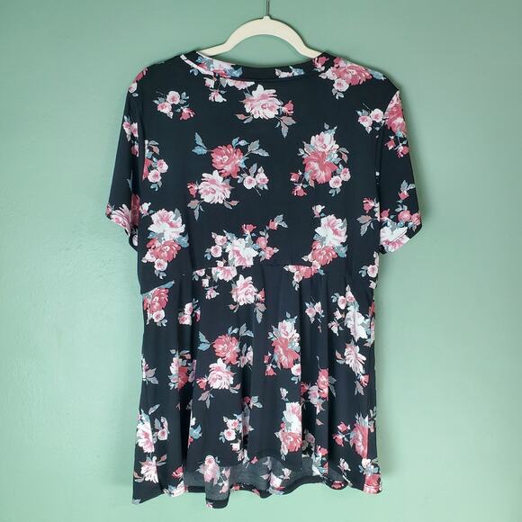 Torrid Top Womens Studio Knit Surplice Wrap Floral Knit Short Sleeve Size 2 - Picture 2 of 5